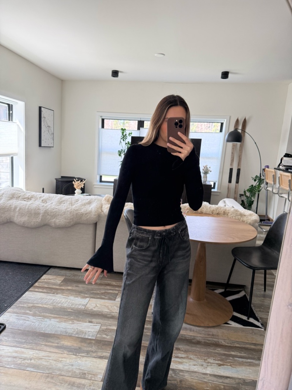 Slim Black Long-Sleeve Crop Top with Subtle Flare Cuffs